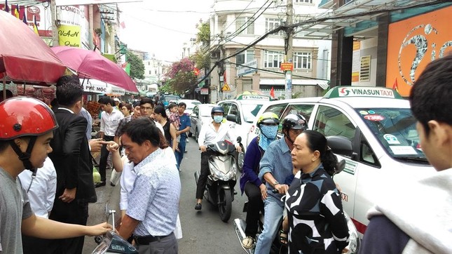 TPHCM: Chen chân đi lễ chùa, bãi giữ xe mọc như nấm ảnh 2
