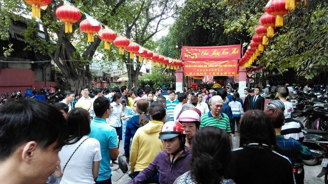 TPHCM: Chen chân đi lễ chùa, bãi giữ xe mọc như nấm ảnh 5