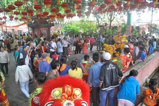 TPHCM: Chen chân đi lễ chùa, bãi giữ xe mọc như nấm ảnh 7
