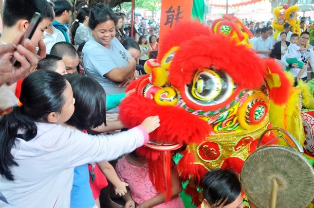 TPHCM: Chen chân đi lễ chùa, bãi giữ xe mọc như nấm ảnh 9