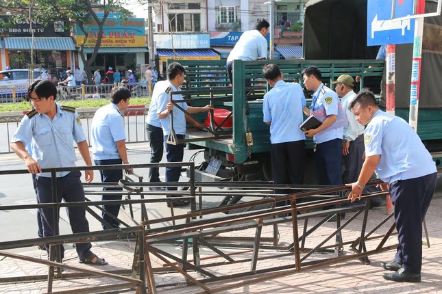 Phó chủ tịch quận xuống đường xử lý tình trạng lấn chiếm vỉa hè ảnh 1