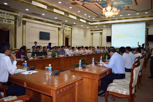 TPHCM lo ngập nặng khi bão Damrey đổ bộ ảnh 1
