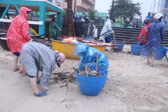 Đà Nẵng: Họp khẩn chỉ đạo khắc phục hậu quả mưa bão để đón APEC ảnh 1