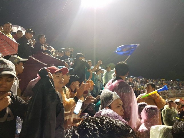 CĐV Quảng Nam đội mưa ăn mừng ngôi vô địch V.League lịch sử ảnh 2