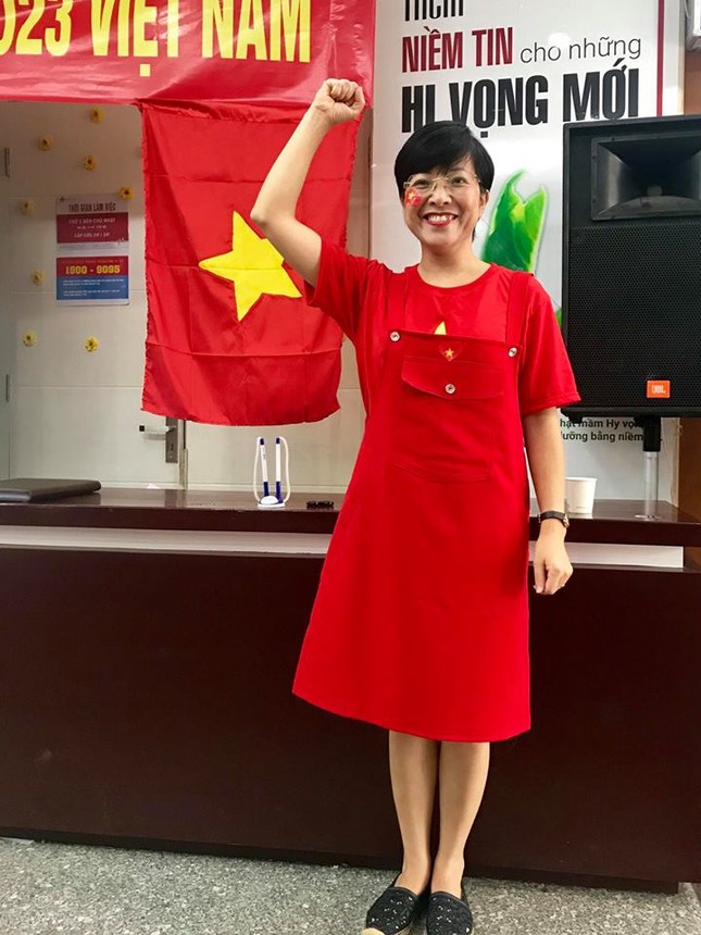 MC Thảo Vân cổ vũ U23 Việt Nam