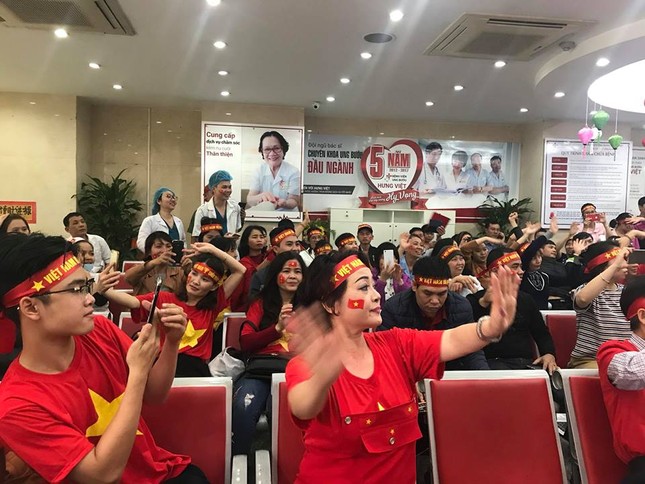 MC Thảo Vân cổ vũ U23 Việt Nam