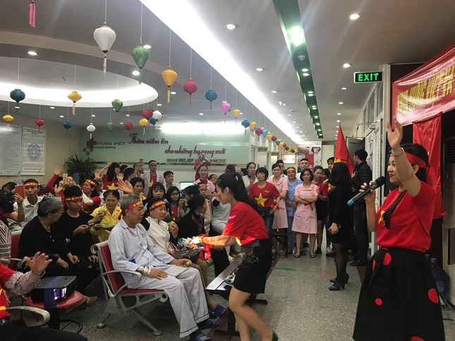 MC Thảo Vân cổ vũ U23 Việt Nam