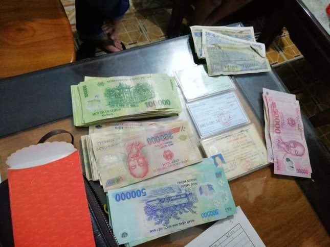 Học sinh lớp 10 cùng bạn trả lại tiền cho người bị mất ảnh 1