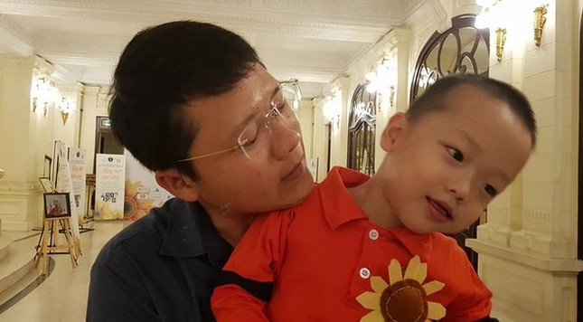 Showbiz 24/9: Hoài Linh đi tông, mặc áo thun về thăm trường cũ ảnh 2