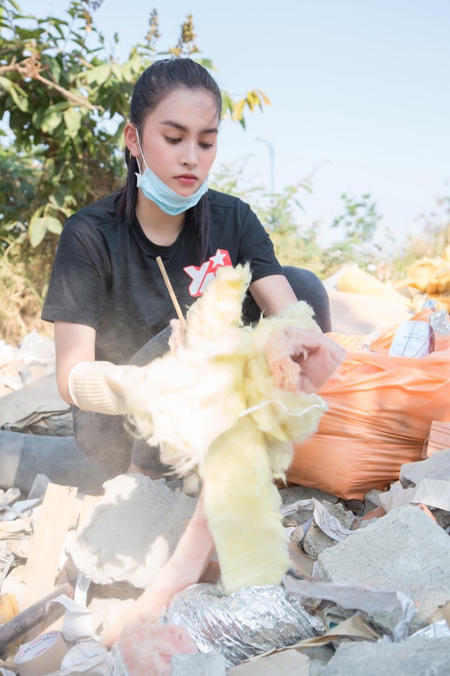 Hoa hậu Tiểu Vy cùng dàn mỹ nhân hưởng ứng 'Thử thách dọn rác' ảnh 2