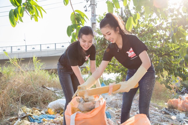 Hoa hậu Tiểu Vy cùng dàn mỹ nhân hưởng ứng 'Thử thách dọn rác' ảnh 4
