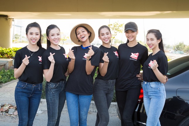 Hoa hậu Tiểu Vy cùng dàn mỹ nhân hưởng ứng 'Thử thách dọn rác' ảnh 1