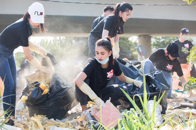 Hoa hậu Tiểu Vy cùng dàn mỹ nhân hưởng ứng 'Thử thách dọn rác' ảnh 8