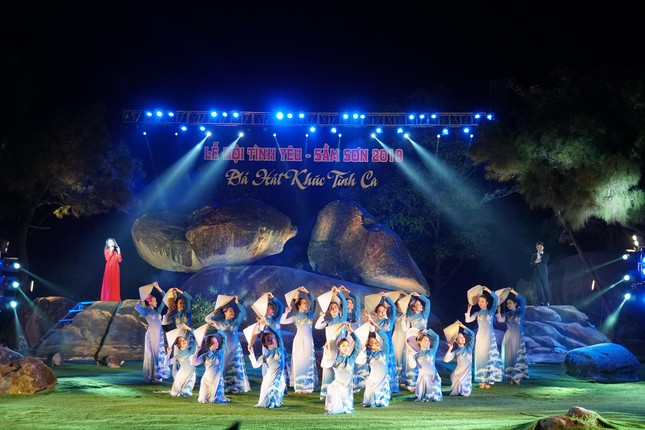 Lễ hội tình yêu Hòn Trống mái ảnh 7