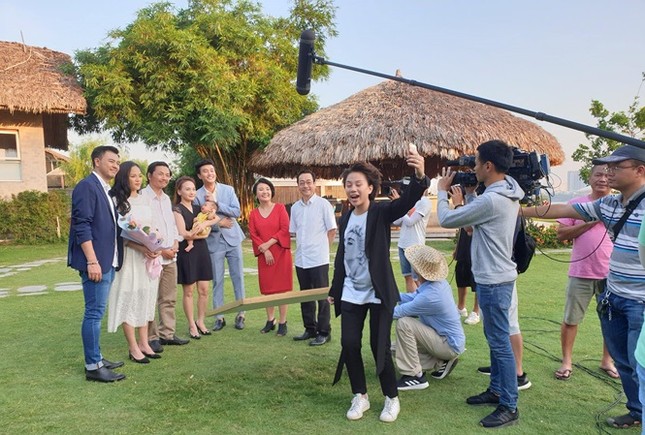 Showbiz 10/8: Phản ứng của Trấn Thành khi thấy Hari Won mặc bikini ảnh 1