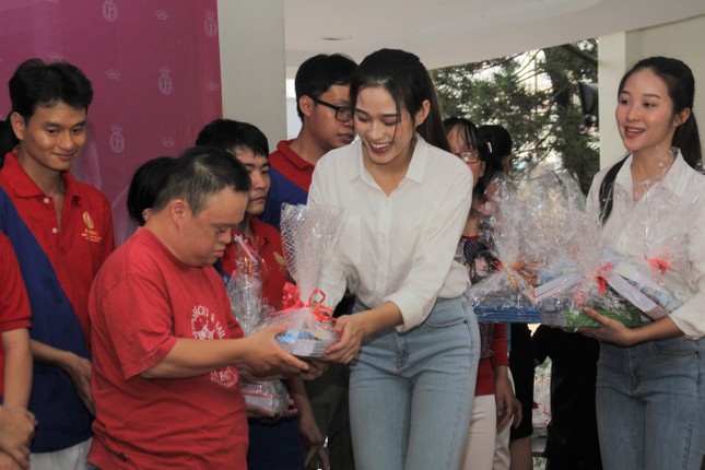 Thí sinh HHVN 2020 nghẹn ngào trước hành trình 50 năm 'gieo' hi vọng cho trẻ tự kỉ ảnh 8