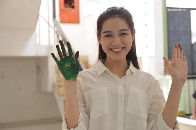 Chia sẻ clip đời thường, Hoa hậu Đỗ Thị Hà được khen xinh đẹp tự nhiên ảnh 9