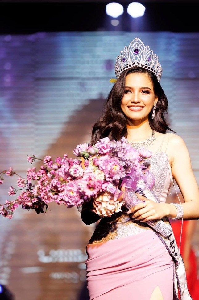 Showbiz 20/3: Vợ Chí Tài cảm ơn Hoài Linh vì lập bàn thờ cho chồng ở Việt Nam ảnh 5