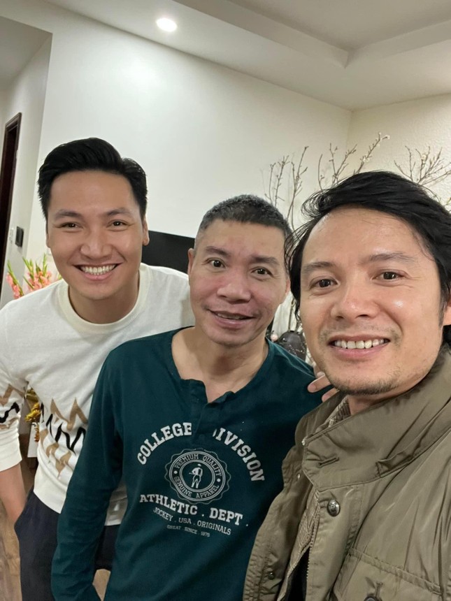 Nghệ sĩ Vân Dung, Duy Hưng tới thăm NSND Công Lý dịp năm mới ảnh 7