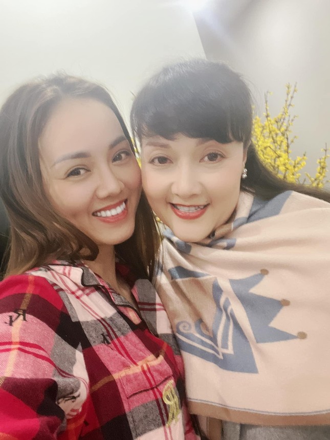Nghệ sĩ Vân Dung, Duy Hưng tới thăm NSND Công Lý dịp năm mới ảnh 1