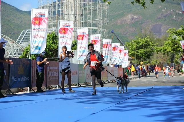 Ấn tượng đường chạy Tiền Phong Marathon 2022 ảnh 1