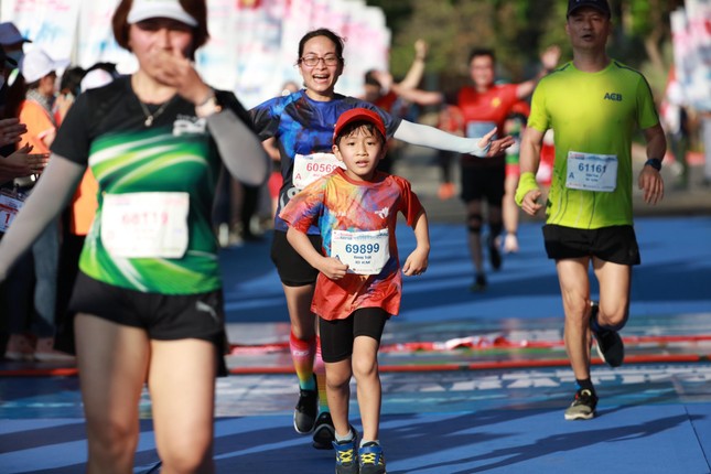 Ấn tượng đường chạy Tiền Phong Marathon 2022 ảnh 5