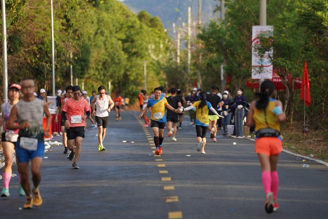 Ấn tượng đường chạy Tiền Phong Marathon 2022 ảnh 8