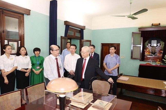 Tổng Bí thư dâng hương tưởng niệm Chủ tịch Hồ Chí Minh dịp Quốc khánh ảnh 2