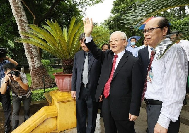 Tổng Bí thư dâng hương tưởng niệm Chủ tịch Hồ Chí Minh dịp Quốc khánh ảnh 5