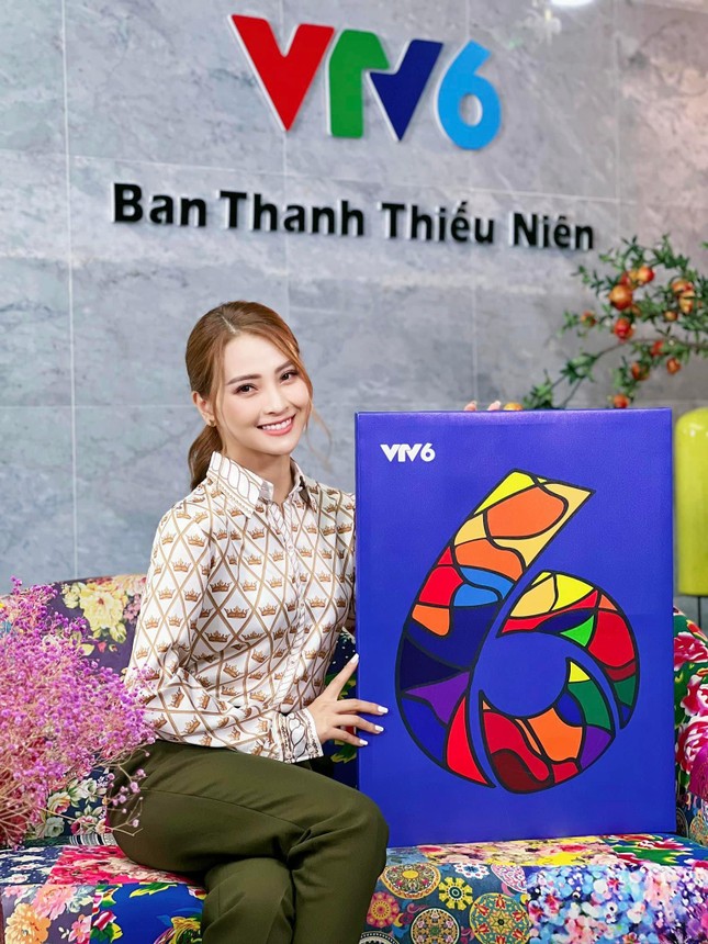 Showbiz 30/9: MC Huyền Trang rời VTV6 ảnh 3