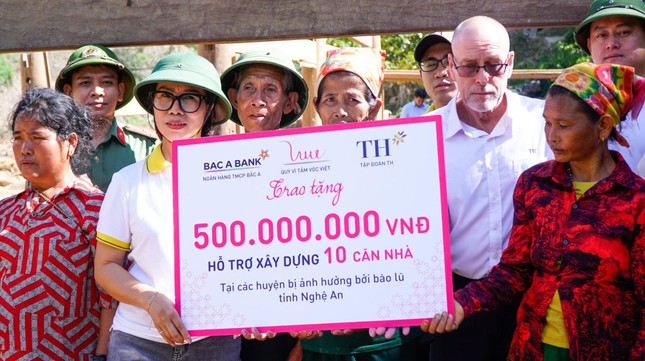 Trao tặng hàng chục ngôi nhà và hàng chục nghìn ly sữa tươi sạch ấm áp tới người dân vùng lũ ảnh 4