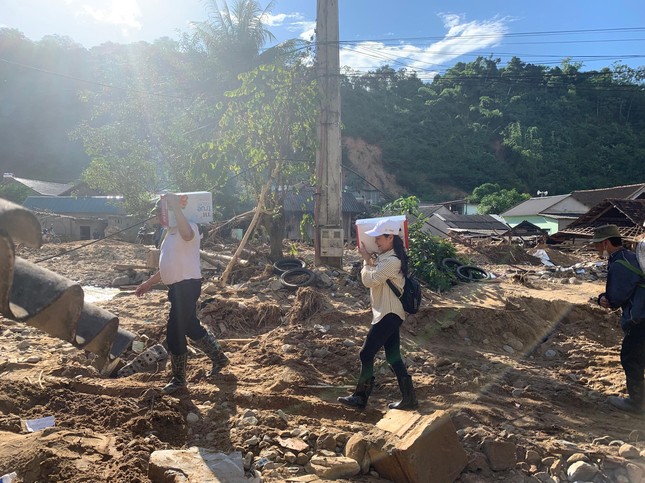 Trao tặng hàng chục ngôi nhà và hàng chục nghìn ly sữa tươi sạch ấm áp tới người dân vùng lũ ảnh 1