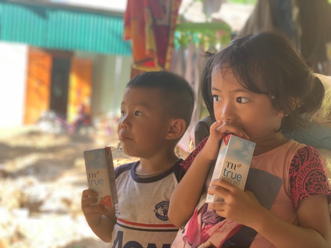 Trao tặng hàng chục ngôi nhà và hàng chục nghìn ly sữa tươi sạch ấm áp tới người dân vùng lũ ảnh 3