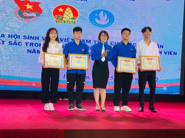 Lạng Sơn khen thưởng nhiều sinh viên 5 tốt, đạt thành tích cao ảnh 1
