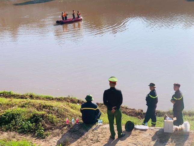 Cảnh sát tìm, vớt người phụ nữ thành đạt gieo mình xuống sông Kỳ Cùng - Ảnh 1.
