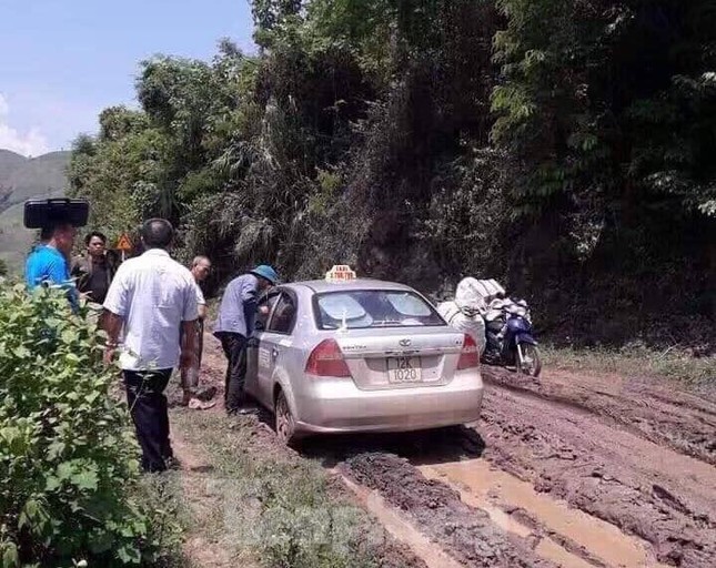 Nhóm nghi phạm nước ngoài bàn kế hoạch cướp, giết tài xế ngay trên taxi ảnh 2