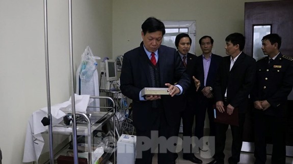 Thứ trưởng Bộ Y tế kiểm tra công tác phòng, chống dịch viêm phổi cấp ở biên giới ảnh 1