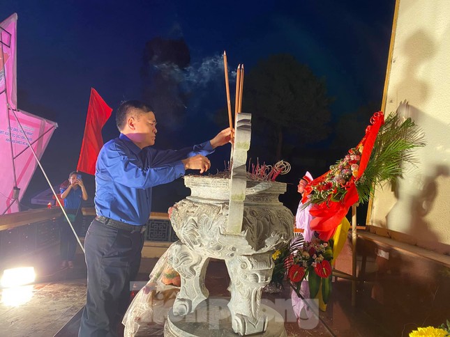 Lạng Sơn: Thắp nến tri ân các Anh hùng Liệt sỹ ảnh 2