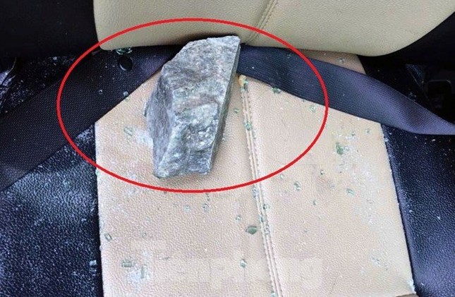 Triệu tập 5 thanh, thanh niên ném đá vỡ kính ô tô trên cao tốc Bắc Giang-Lạng Sơn ảnh 1