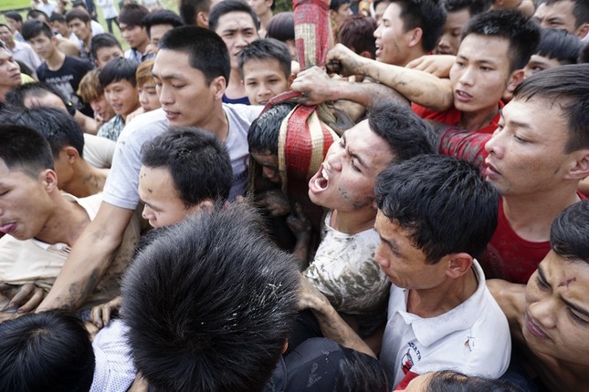 Nảy lửa cướp chiếu thiêng