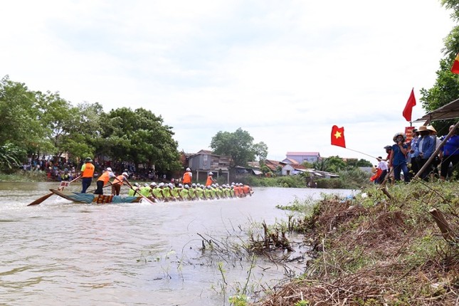 Hội đua thuyền trên quê hương Đại tướng Võ Nguyên Giáp ảnh 2