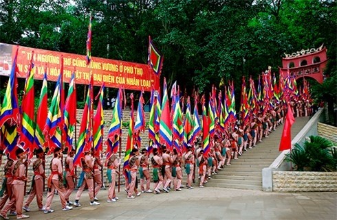 Đền Hùng có độ cao bao nhiêu so với mực nước biển?