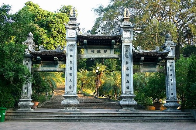 Đền Thượng còn được gọi là gì?