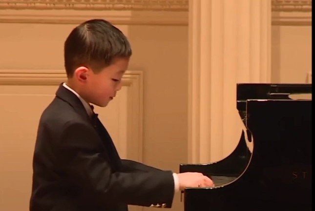 Cậu bé 6 tuổi nào được cho là thần đồng piano khi đánh bại hàng ngàn đối thủ?