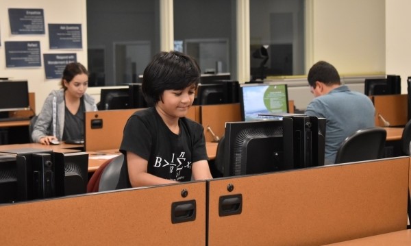Thần đồng Mỹ nào vào đại học từ năm 9 tuổi?