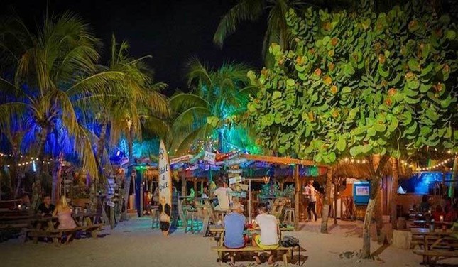 Curacao thu hút du khách bởi điều gì?