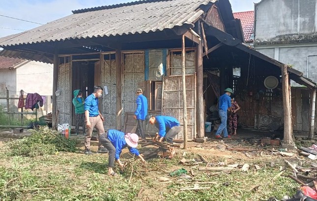 Bộ đội biên phòng, thanh niên giúp người dân khắc phục nhà cửa sau mưa đá, lốc xoáy ảnh 1