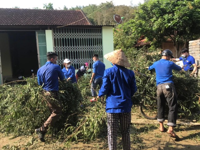 Bộ đội biên phòng, thanh niên giúp người dân khắc phục nhà cửa sau mưa đá, lốc xoáy ảnh 8