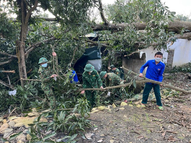 Bộ đội biên phòng, thanh niên giúp người dân khắc phục nhà cửa sau mưa đá, lốc xoáy ảnh 4