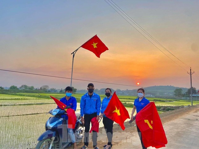 Những tuyến đường cờ thanh niên rợp sắc cờ đỏ sao vàng ảnh 10